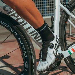 ALÉ класичні шкарпетки - LOGO Q-SKIN  - білі/чорний